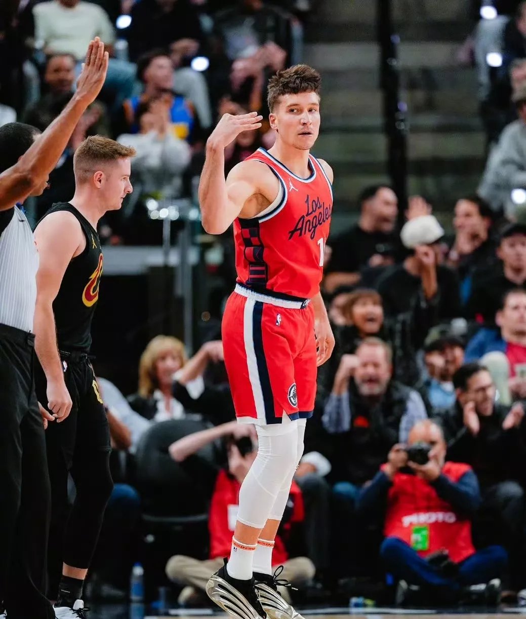 快船惊险胜奇才，莱昂纳德决胜时刻爆发