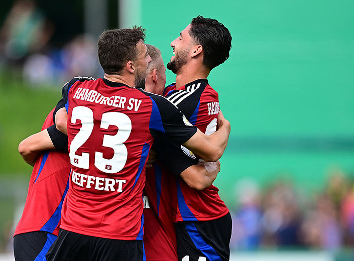 包含汉诺威96主场大胜奥格斯堡，提升积分榜位置的词条