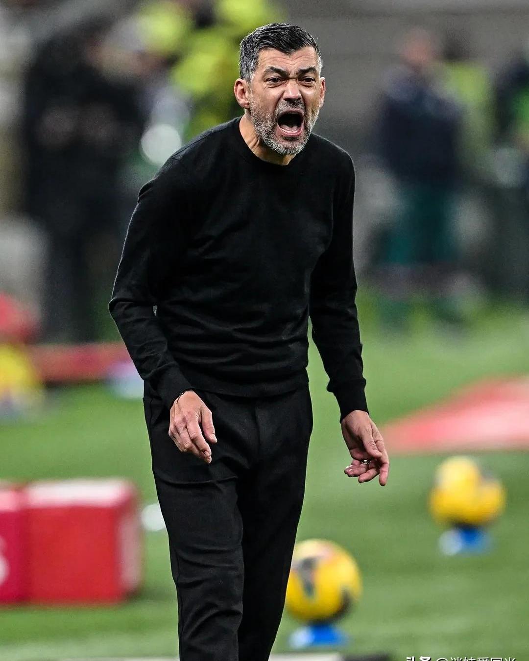 包含AC米兰不敌那不勒斯，遗憾失利在铁杆的词条