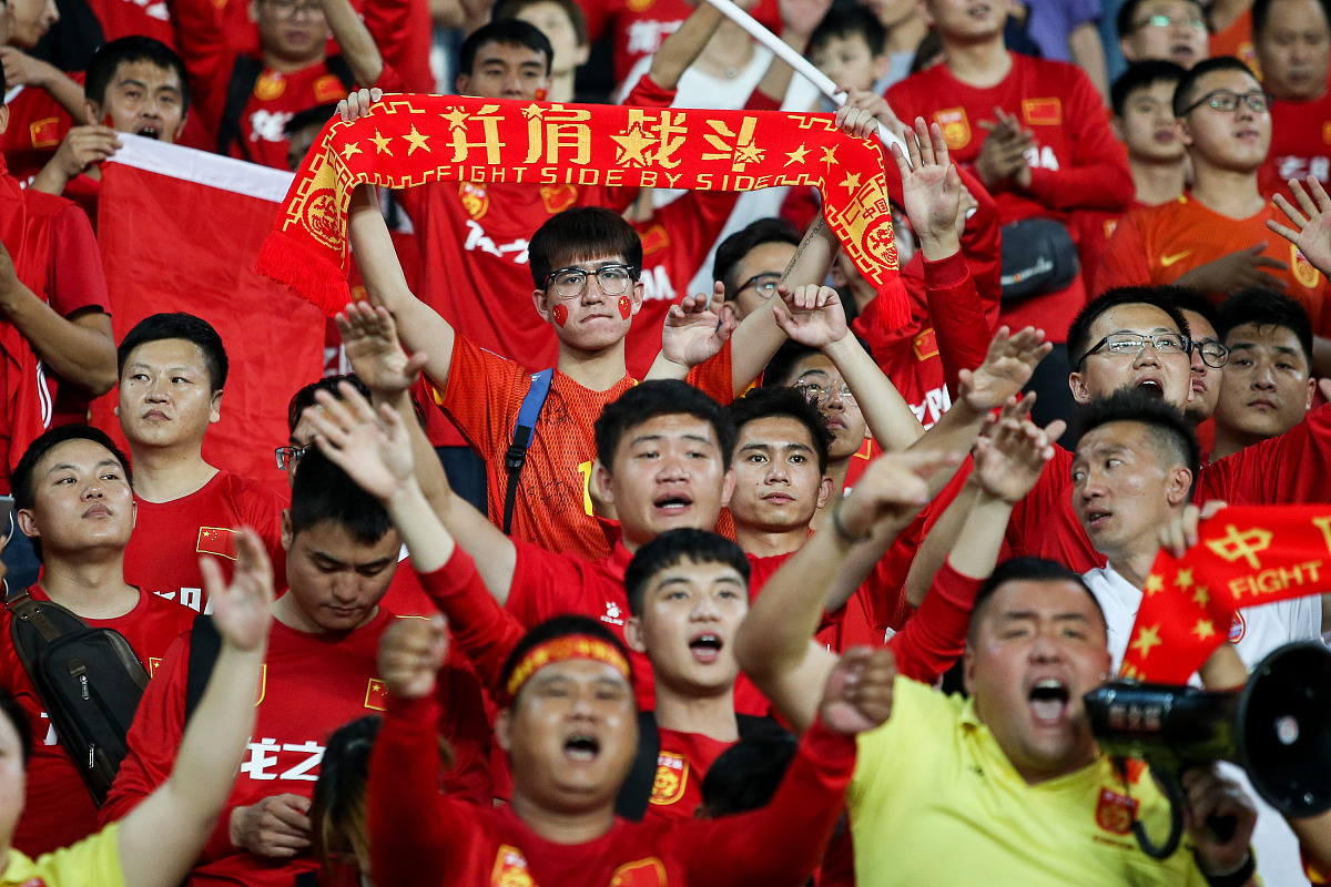 足球俱乐部迎来百年庆典，球迷共庆