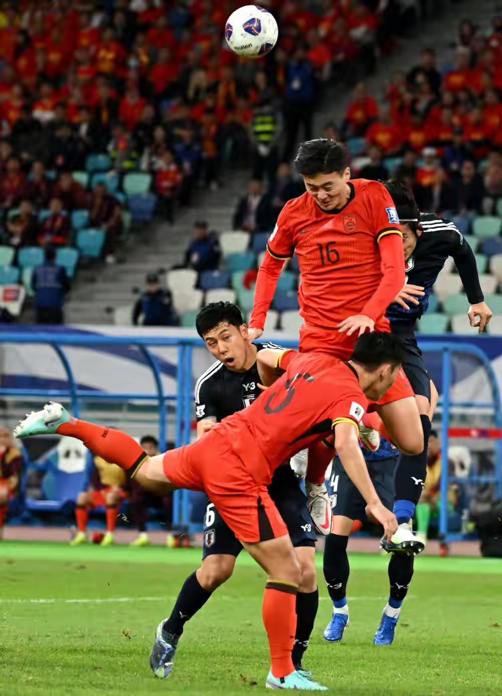 足球比赛实况报道：赛场瞬间令人热血沸腾的简单介绍