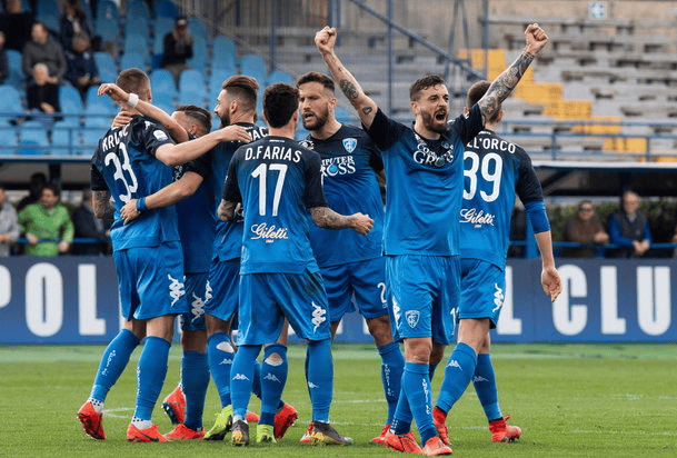 战术调整频繁，球队击败对手取得胜利