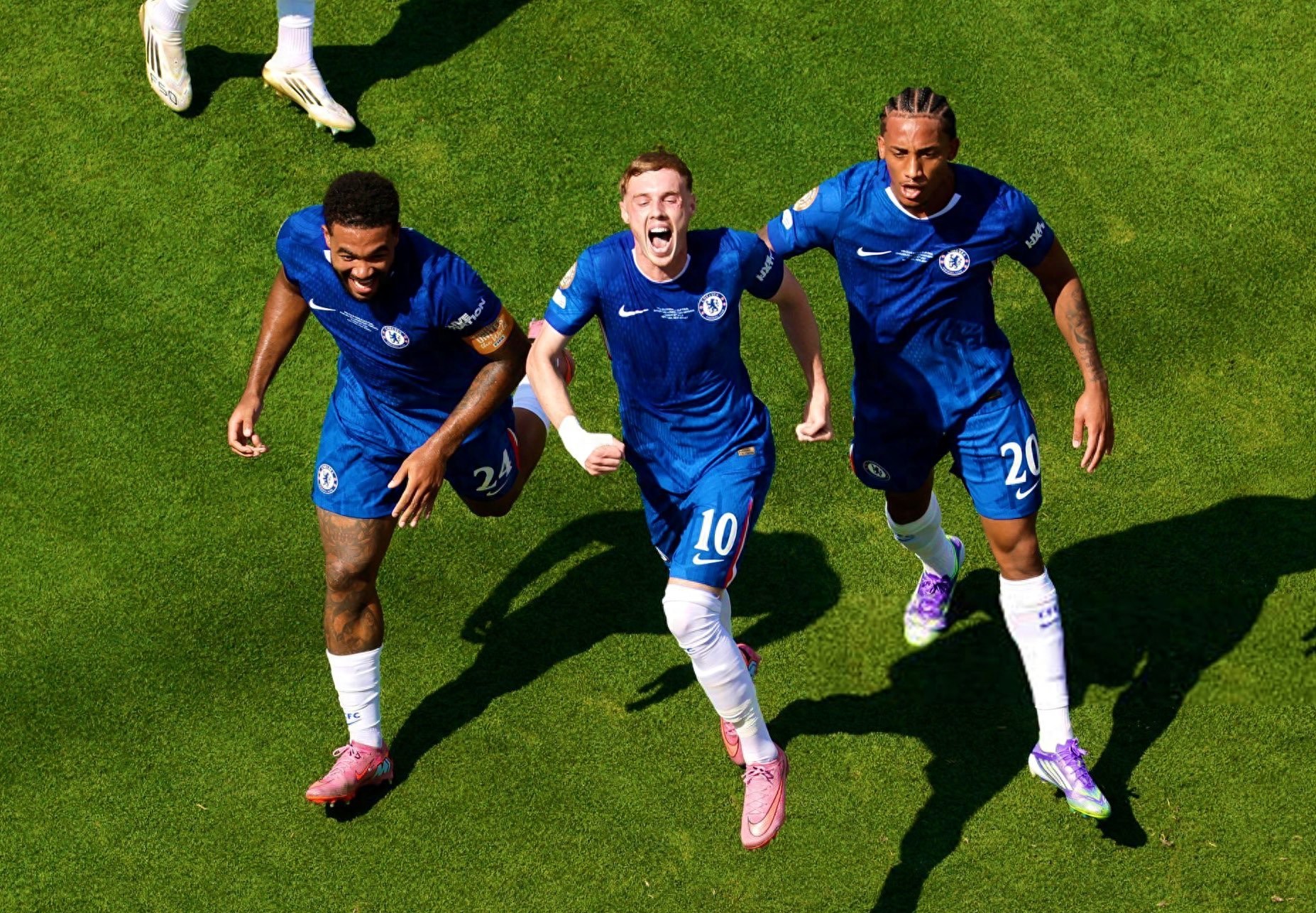 包含切尔西新援表现出色，球队提前出线晋级下一轮的词条