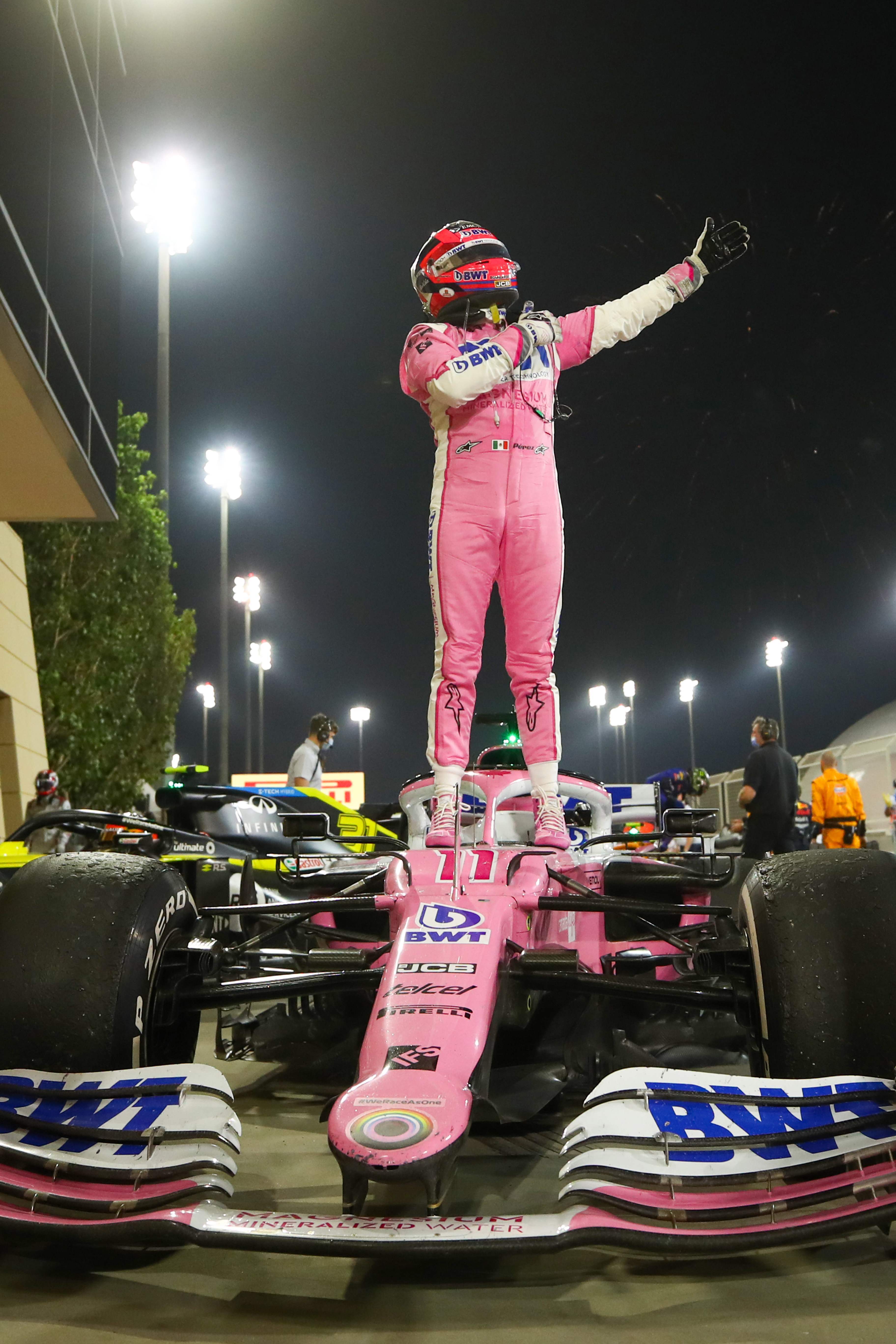 包含梅赛德斯鏖战雷诺车队，佩雷兹点燃赛场的词条