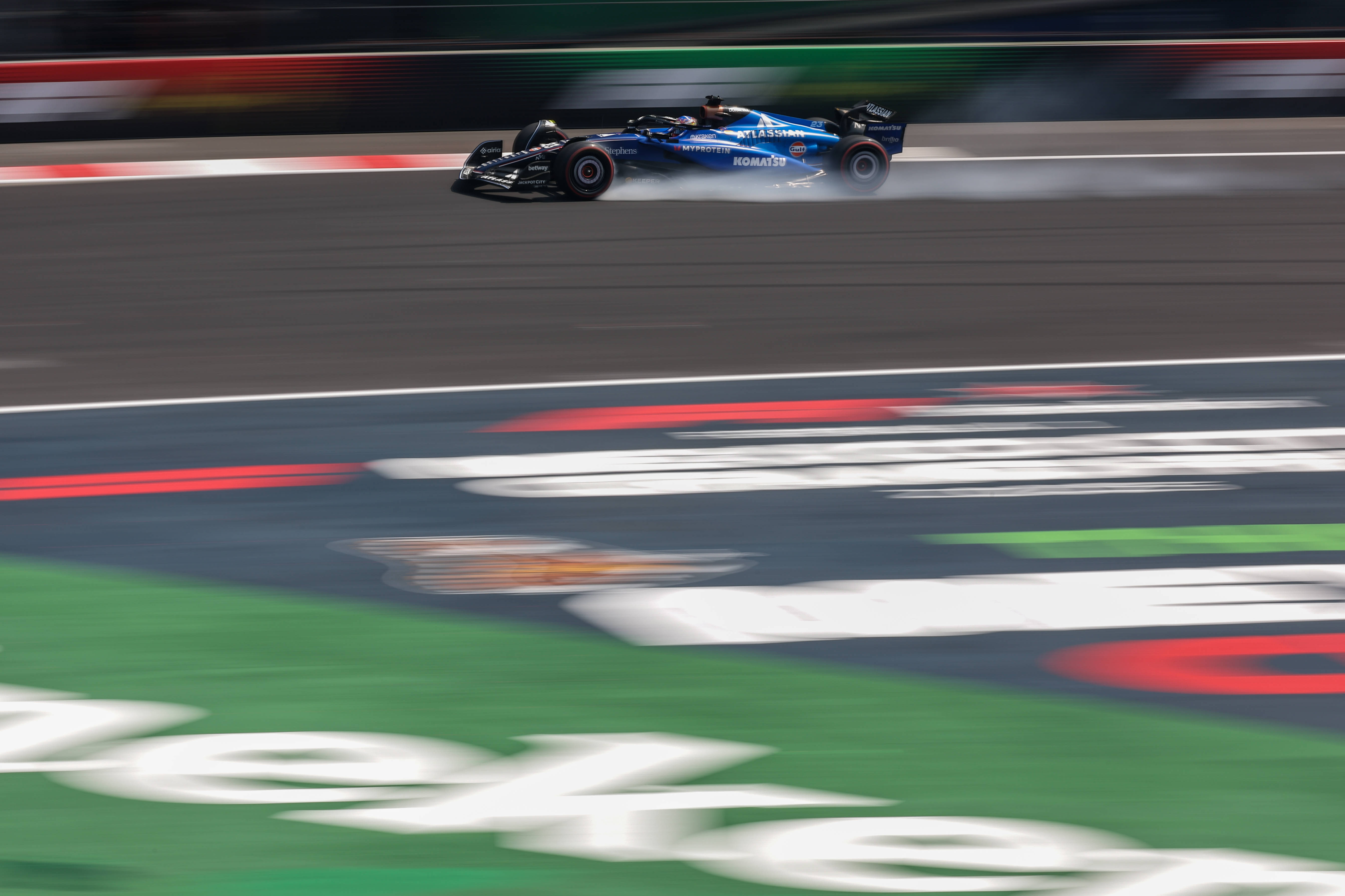 哈斯车队险胜红牛二队，皮亚斯特里带队取胜