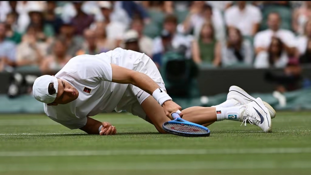 包含戴维斯杯碾压拉沃尔杯，西西帕斯统治全场的词条