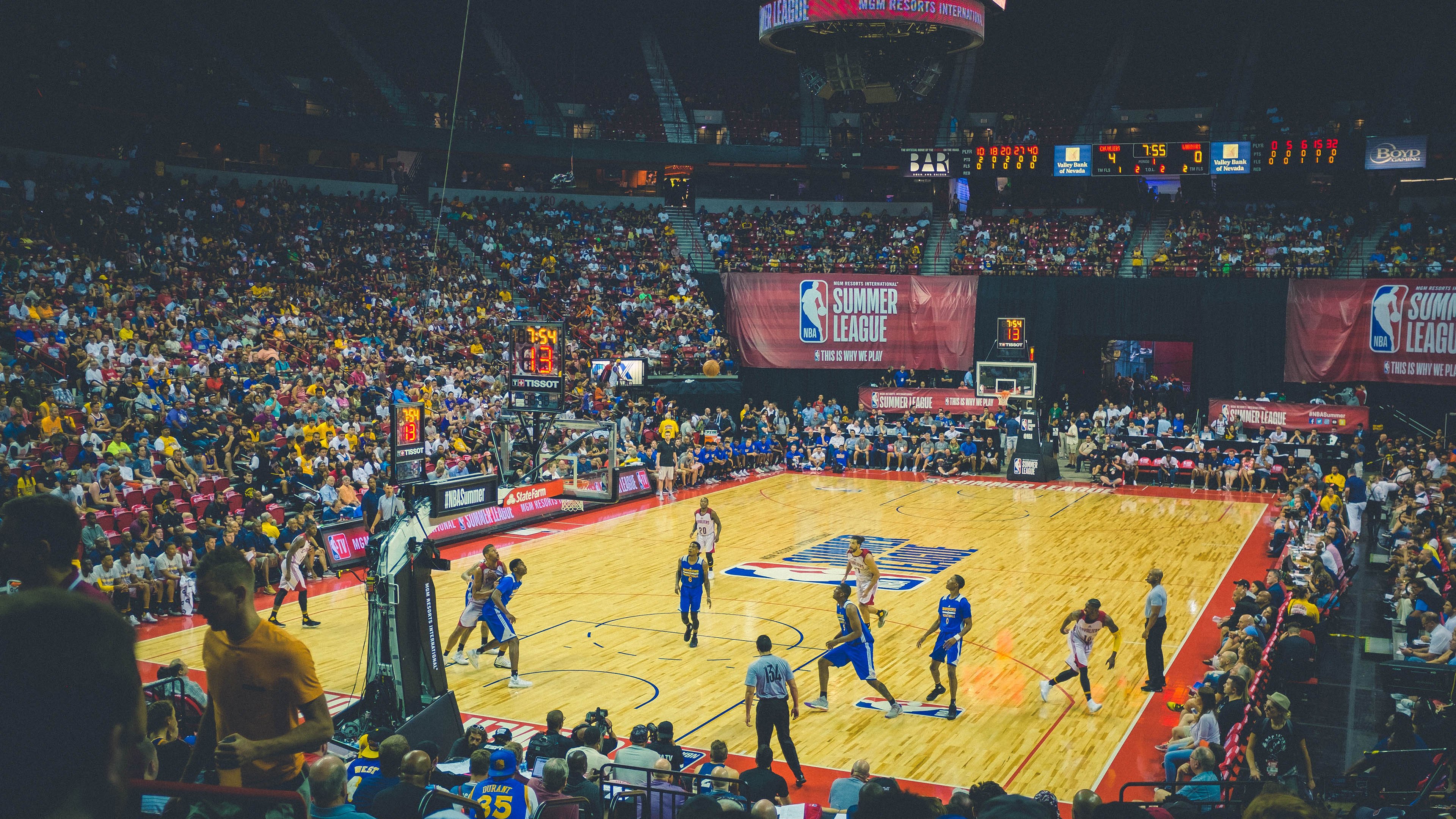 九游游戏-赛道与球场，当F1引擎轰鸣遇见米切尔的突破之夜